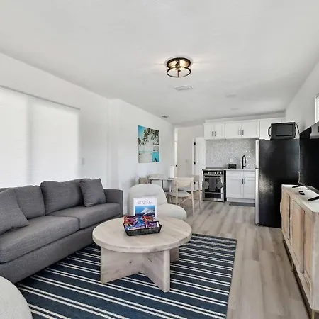 Lujo At Treasure Island Unit 8 Apartment